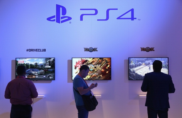 PS4 vs. Xbox One Console Sales War [POLL] – Sony Beats Microsoft in November 2015
